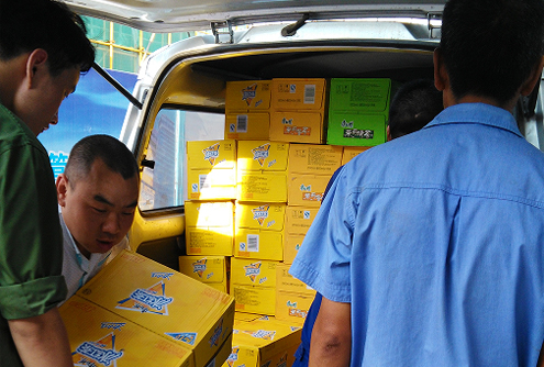 給工人發(fā)放降溫慰問品